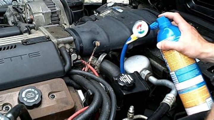 車のエアコン「ガス補充」って何？必要性と注意点を徹底解説